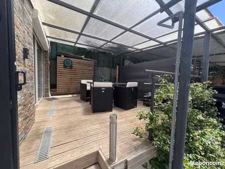 studio meublé avec terrasse et stationnement