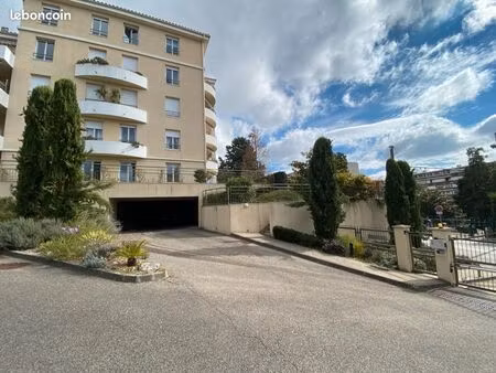 parking/box 1 pièce 16 m²