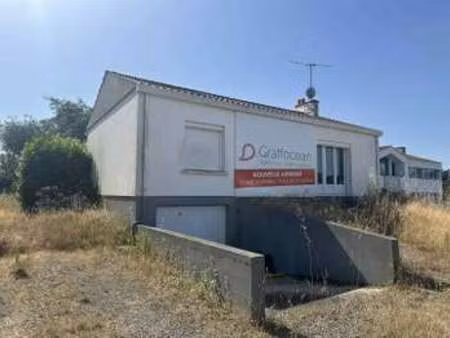 vente bureaux et commerces à challans (85300) : à vendre / 71m² challans