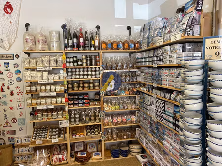 a vendre magasin de souvenirs cadeaux et produits regionaux