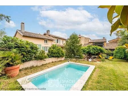 charmante maison en pierres dorées avec dépendance  jardin et piscine