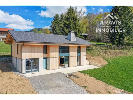 chalet moderne avec vue dégagée sur la vallée