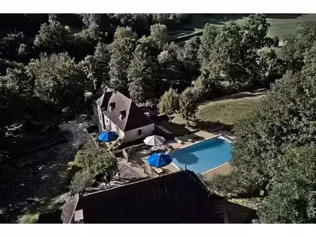 magnifique moulin à eau dans un écrin de verdure