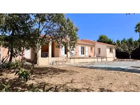 villa plain pied reynes avec piscine