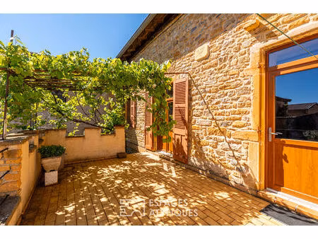 maison en pierres dorées à rafraîchir avec jardin et cave voûtée