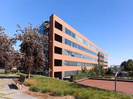 bureaux situés à 500 m du ring r0.