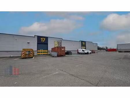 1 152 m² d'entrepôt avec 144 m² de bureaux à louer