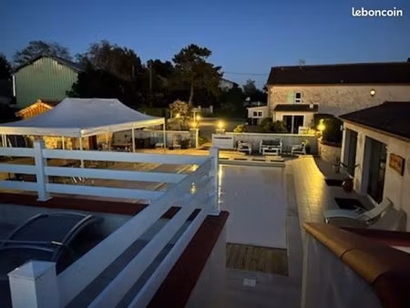 maison mitoyenne avec piscine au sel et parking trois voitures entièrement clôturé