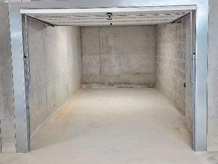 grand garage fermé (hyper centre & ceva)