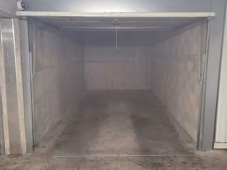 box fermé 15m² sécurisé