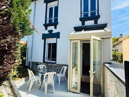 maison rénovée 100 m² – 3 chambres – 2 cours – cave 100 m² – limoges