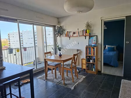montreuil  rue hoche  600 metres du metro  2 pieces avec grand balcon de 11m² .