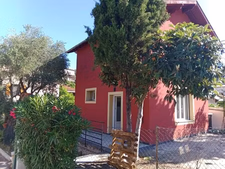 maison de trois pièces sur deux niveaux avec jardin privatif