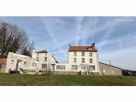 domaine d'une surface de 400 m² et un parc de plus d'1 ha