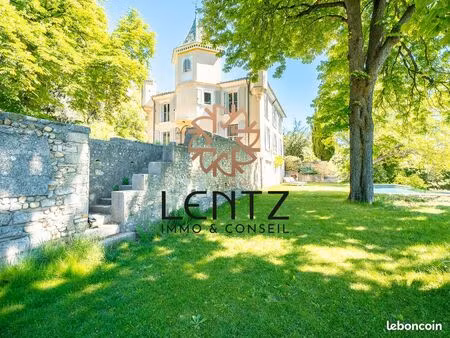 château 8 pièces 221 m²