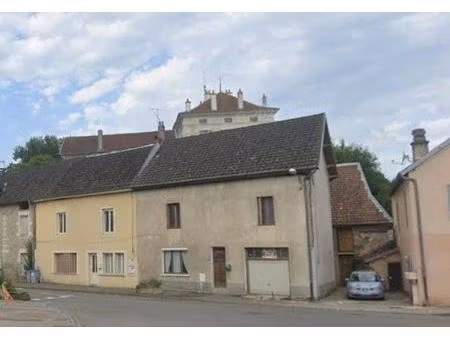 maison familiale de caractère au cœur de fraisans – un beau projet de rénovation à imagine