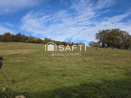terrain constructible légèrement vallonné au calme
