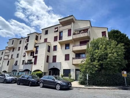 centre ville auch bel appartement 2 ch avec balcon et place de garage