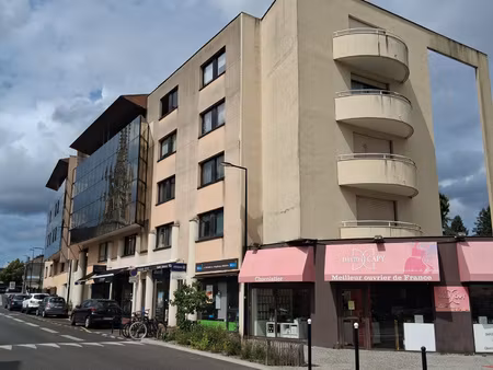 bordeaux caudéran  à côté de l'eglise  t2 avec parking