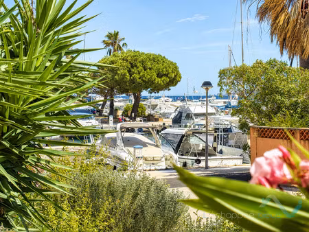 a acheter t2 hyeres port refait a neuf avec grande terrasse