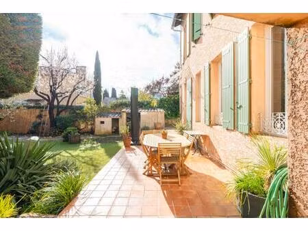 appartement 3 pièces en rez-de-jardin avec terrasse et jardin privatifs  box fermé et plac