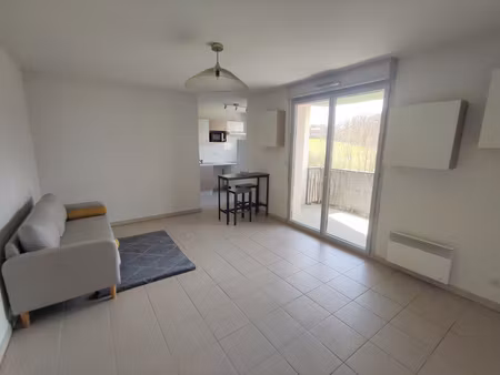 t2 clmatisé et meublé avec terrasse et parking à montrabe !