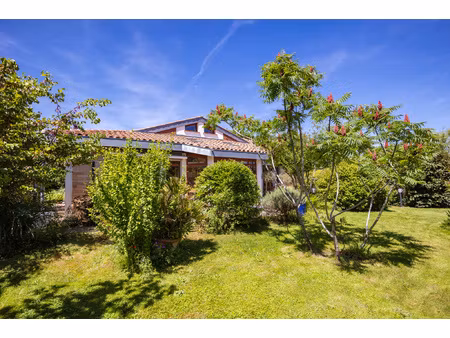 maison d'architecte t6 de 164 m2 sur terrain arboré de 1 165