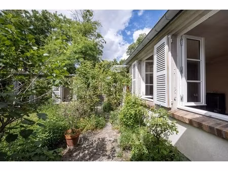 paris 18e - charmante maison et dépendance avec jardin en pleine propriété au cœur de mont