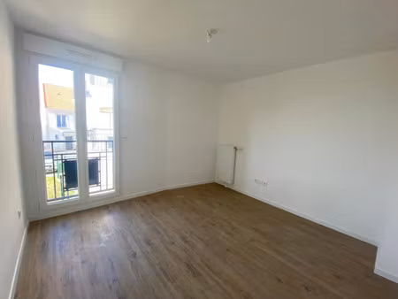 location appartement 2 pièces 43 m² à lisses (91090)  951 €