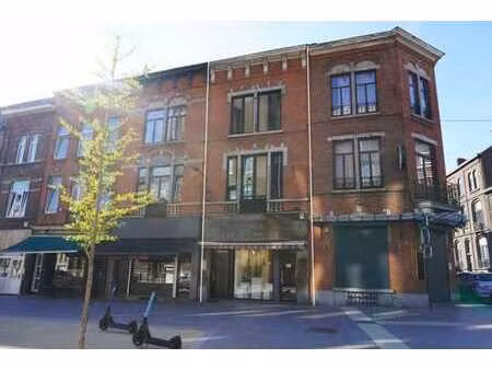 rez commercial et appartement en tres bon etat peb b