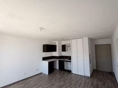 t2 avec balcon vue mer – résidence village méditerranéen – marseille 13015