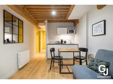 studio meublé 19m2 rue des capucins  1er étage sur rue