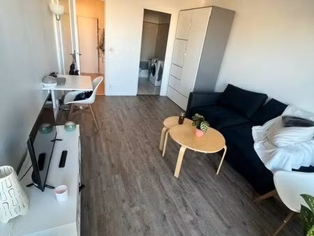 studio 25m2 avec balcon / juillet-août-sept / 75015