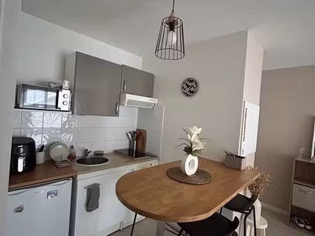 t2 meublé 33 m² avec balcon et parking – résidence sécurisée