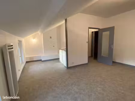 studio dans le centre de la cité saint-laurent à veauche avec sa place de stationnement pr
