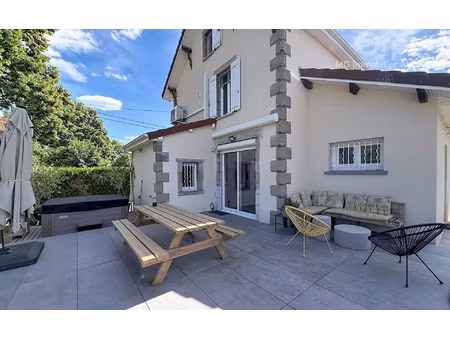 maison saint-andré-le-coq 151 m² t-6 à vendre  321 000 €