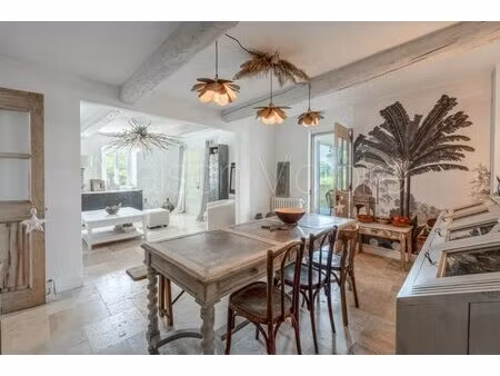 belle ferme en pierre  avec piscine et un décor somptueux.