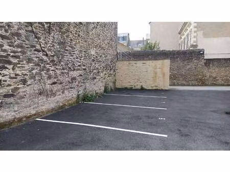 location garage box et parking à laval (53000) : à louer / laval