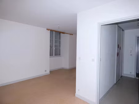 location appartement 2 pièces 48 m² à saint-gaultier (36800)