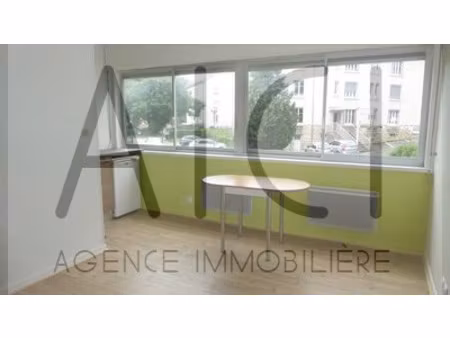 f1 de 23.80 m² dans le quartier st ferjeux (entre la fac de médecine et le centre ville)