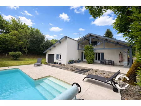 maison en pierres avec grande terrasse et piscine à beautira