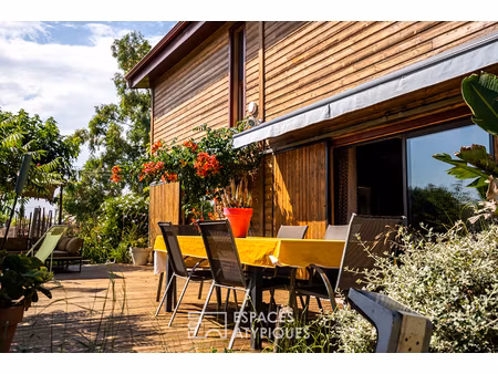 belle maison à ossature bois au sein d'un domaine de 16 000 m² et de son verger