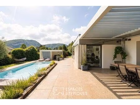 maison à la rénovation contemporaine avec piscine et vue montagnes