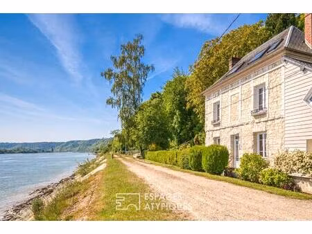 maison en pierre de taille en bord de seine