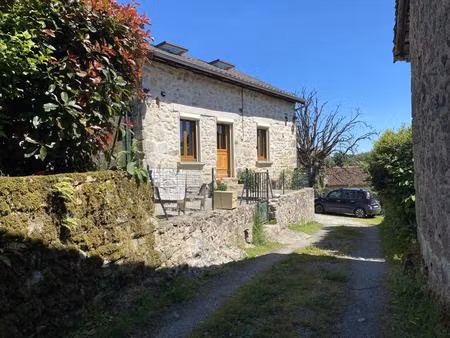 ensemble immobilier en pierre avec une extension en bardage bois