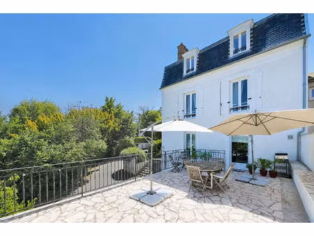 élégante maison bourgeoise avec piscine et terrasse dominante