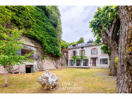 entre roche et lumière: demeure d'architecte et son écrin troglodyte à la roche guyon