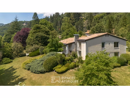 villa d'architecte rénovée des seventies - belles prestations - piscine et jardin remarqua