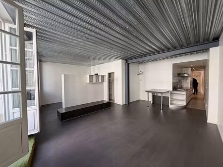 la rochelle marché magnifique loft de 61.5 m2 avec balcon et cave
