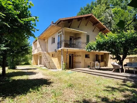 sur hauteur  proche des commerces du bugue  maison d'habitation 4 chambres et terrain de..
